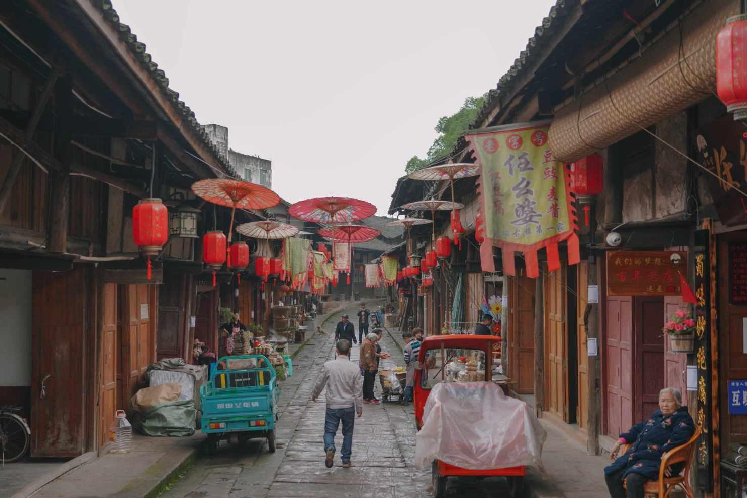 “眼见他起高楼，眼见他宴宾客，眼见他楼塌了”